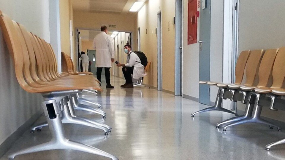 Dos médicos, en un pasillo del Hospital Universitario