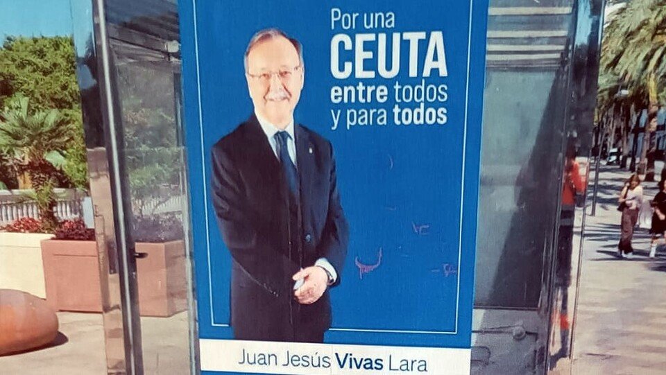 Cartel promocional de Juan Vivas colocado en La Marina