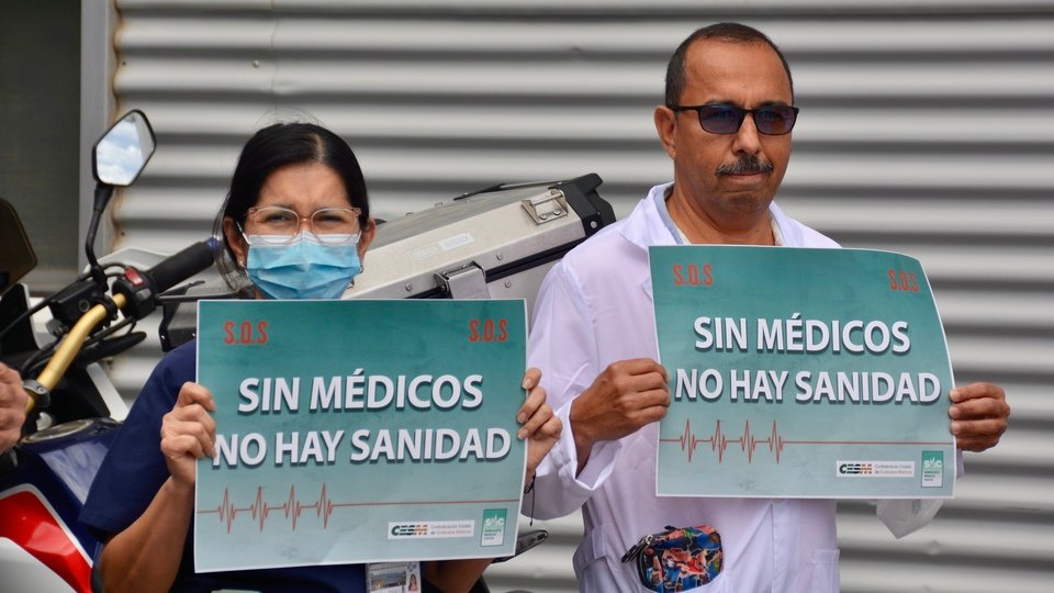 Concentración médicos huelga hospital urgencias ingesa