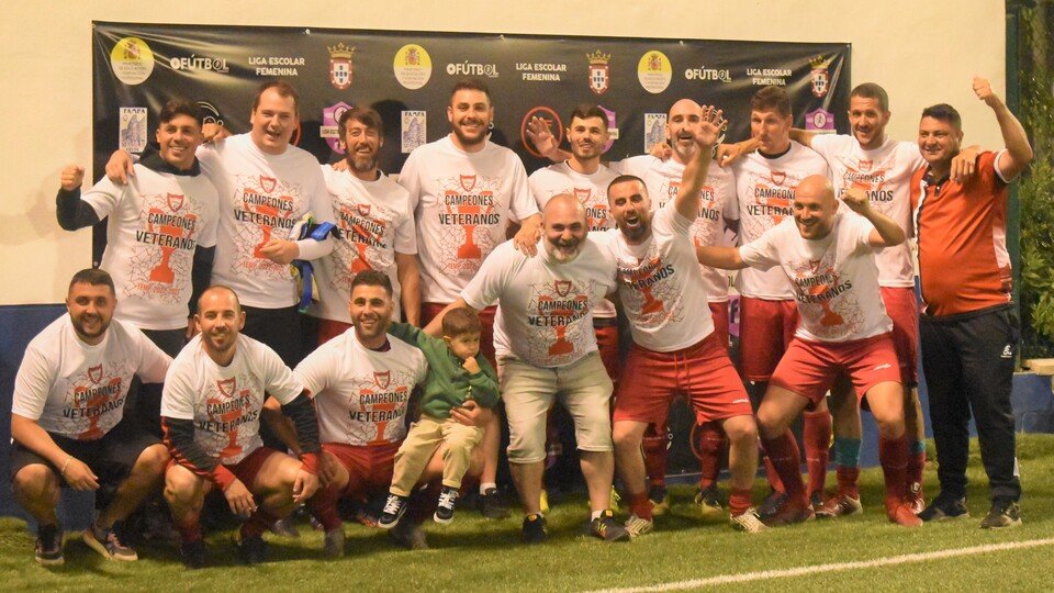 Jugadores del Foso Ceuta, tras proclamarse campeones de la Liga de Veteranos de Fútbol 8