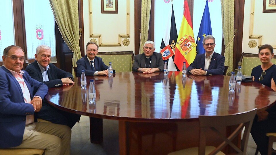 Juan Vivas y Mabel Deu, durante un encuentro con los responsables de Cáritas Española y Cáritas Ceuta