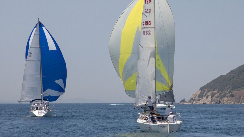 Dos embarcaciones, durante la quinta prueba de la XIII Interclubs del Estrecho