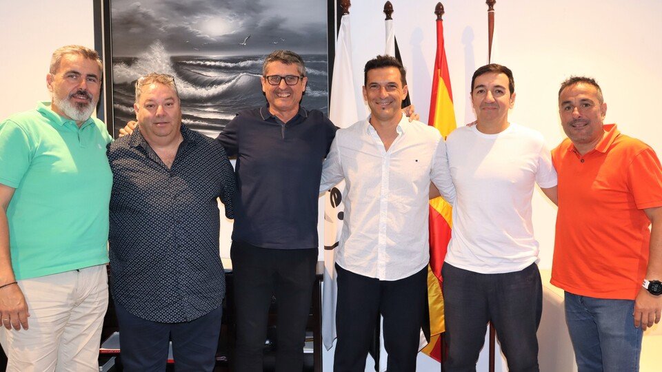 Antonio García Gaona, posando junto a varios representantes de la Federación Andaluza de Fútbol