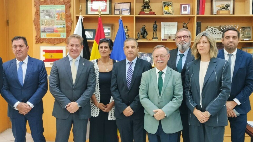 Juan Vivas, posando junto a los representantes de los empresarios de Ceuta y Melilla