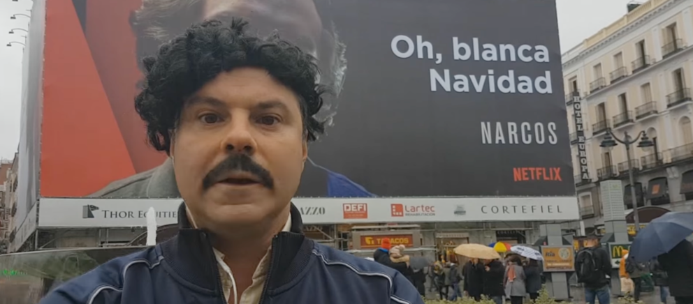 Pablo Campoy imita a Pablo Escobar frente a una publicidad de 'Narcos'