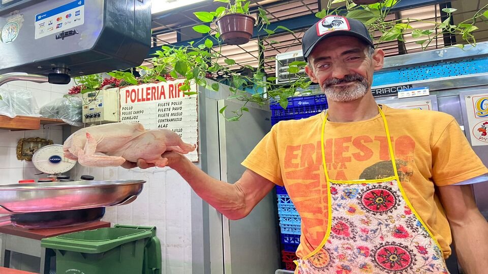 Abdelmalik Riffi en su carnicería del Mercado Central. /A.I.