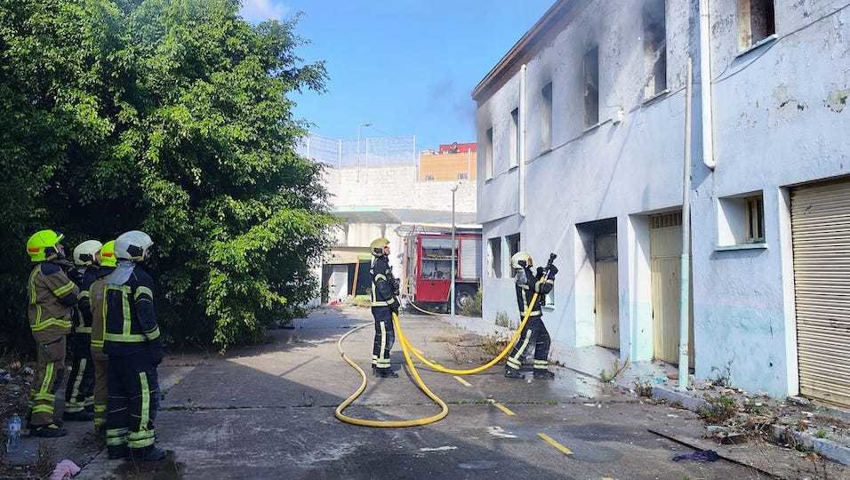 Ejercicio práctico de los bomberos del SEIS en la antigua cárcel de Los Rosales