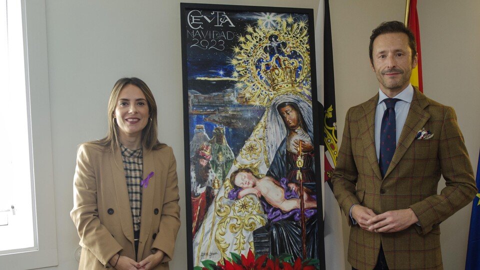 Pilar Orozco y Javier Aguilar, posando junto al cartel anunciador de la Navidad de 2023