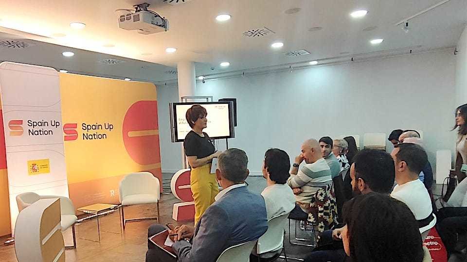 Elena de Fuentes, conductora del encuentro Spain Up Nation organizado por Enisa en la biblioteca de Ceuta