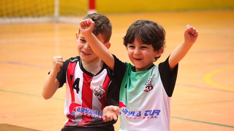 Dos niños, durante un partido de la Liga Debutante / RFFCE