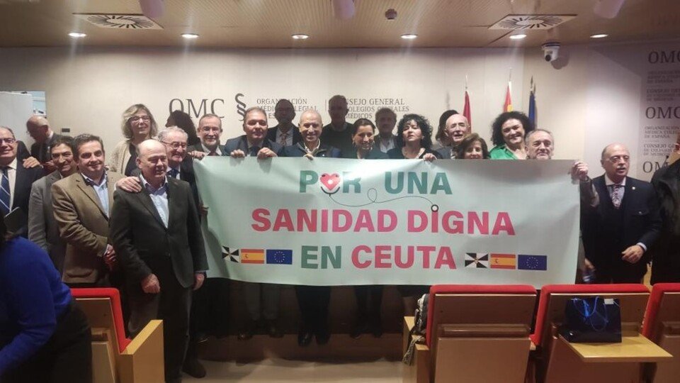 El Consejo General de Colegios Oficiales de España, con una pancarta "por una sanidad digna en Ceuta"