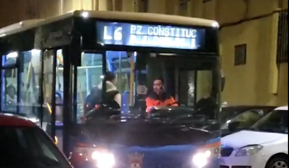 El hijo de José Castellón subiendo al autobús.