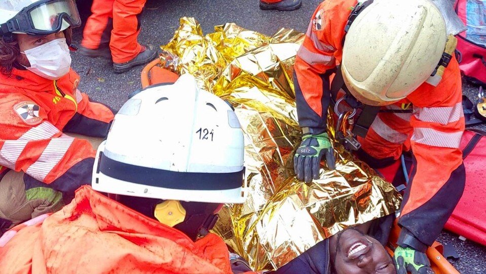 Un grupo de bomberos, durante el rescate de un subsahariano