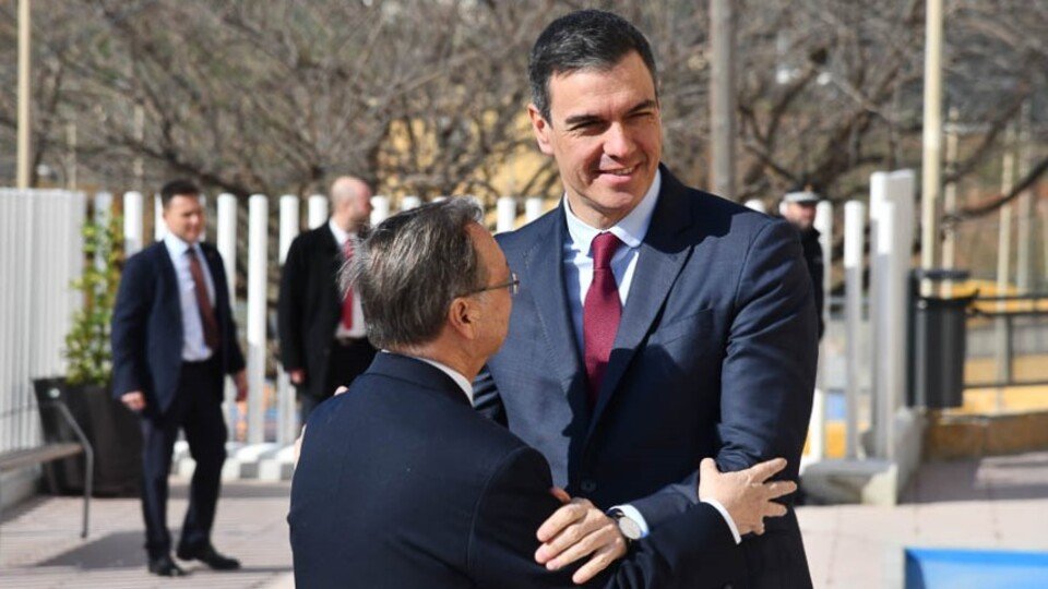 Juan Vivas y Pedro Sánchez, durante la visita de este último para la inauguración del Centro de Salud de El Tarajal