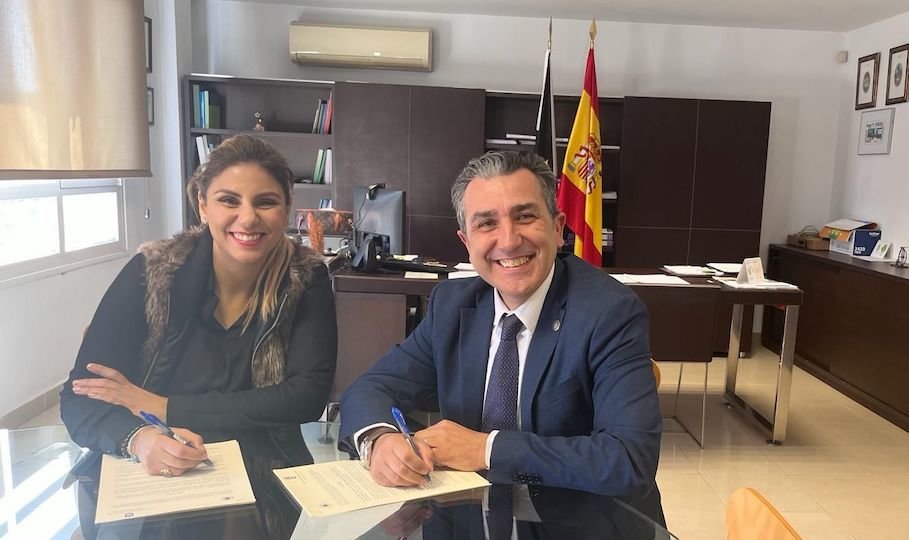 Nabila Benzina y Carlos Rontomé durante la firma del convenio.