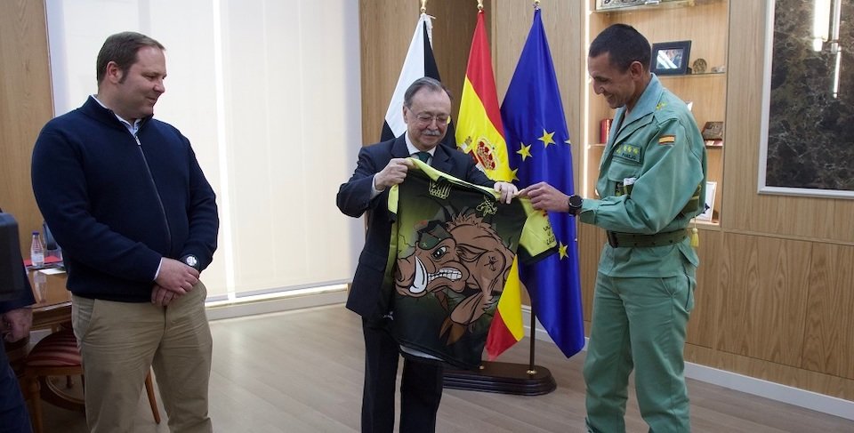 Juan Vivas recibiendo su camiseta de la VIII Cuna de La Legión.