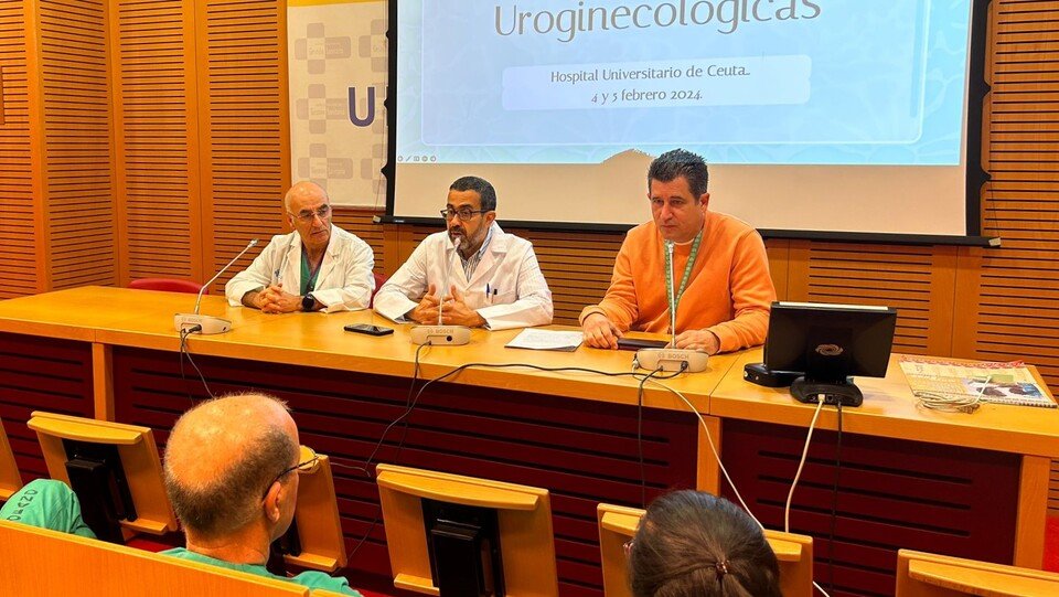 El doctor Vicente Diéguez y varios médicos, durante unas jornadas en el Hospital Universitario