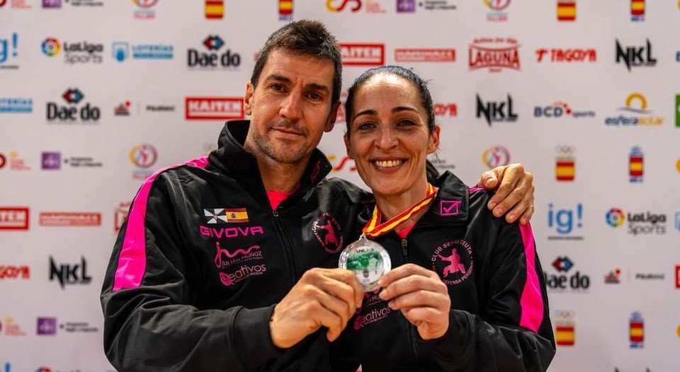 Cristina Moreno, del Club Sepai, con su medalla de plata