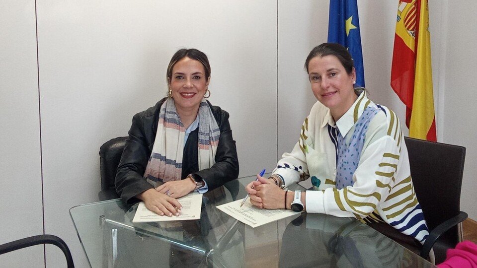 Pilar Orozco y Estefanía Casas, durante la firma de un convenio