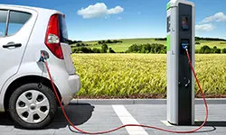 Un coche el&eacute;ctrico en un punto de recarga