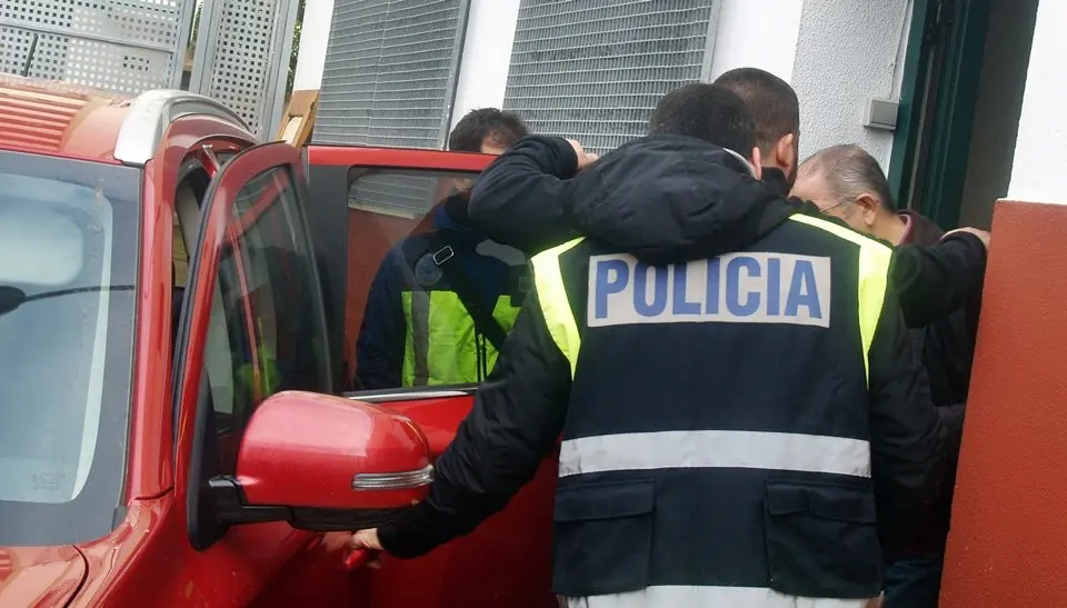 Funcionarios del CNP, custodiando a una persona detenida