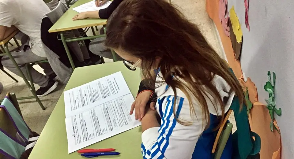 examen alumna estudiante aula