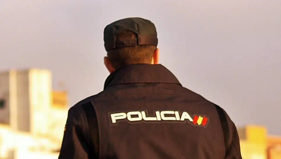 Un agente de la Polic&iacute;a Nacional, de espaldas
