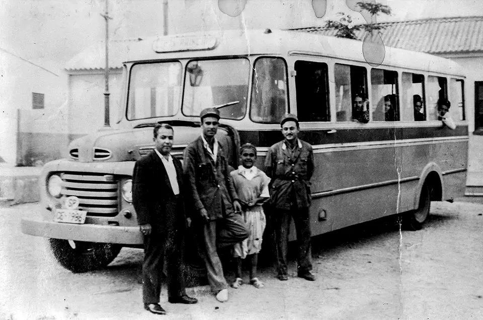 Imagen hist&oacute;rica de los primeros autobuses de Had&uacute;-Almadraba