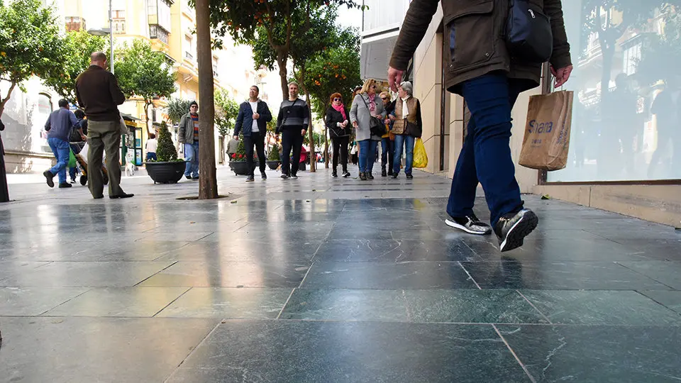 Imagen de las losetas resbaladizas del Paseo del Revell&iacute;n