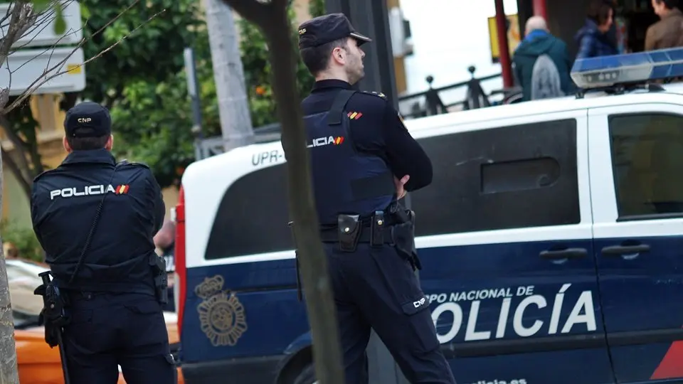 polic&iacute;a nacional agentes