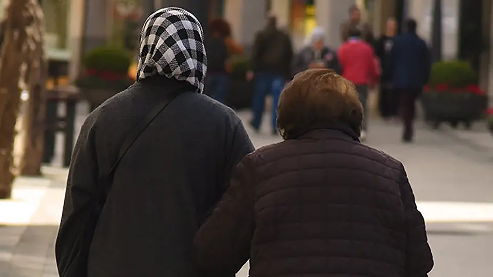 Mujeres pensionistas hiyab cuidadora mayores
