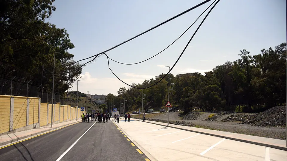 Cable d etelef&oacute;nica descolgado sobre el nuevo vial del  Puente Quemadero