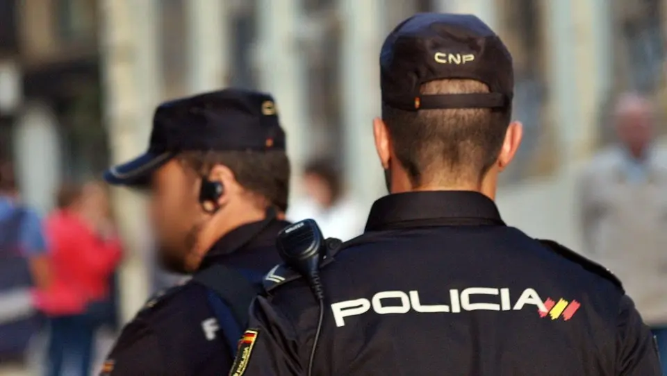polic&iacute;a nacional dos