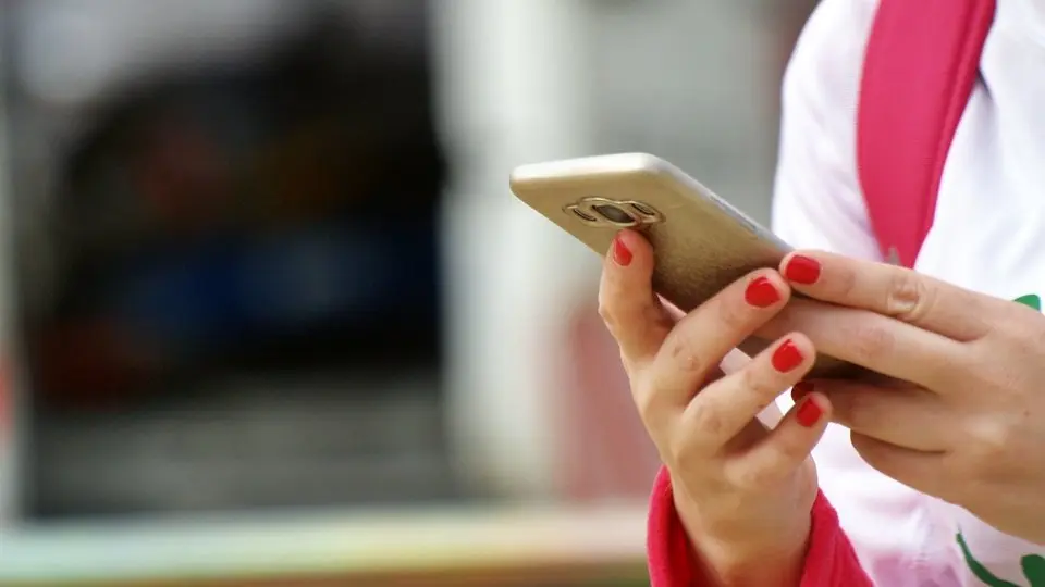 Una mujer, haciendo uso de su tel&eacute;fono m&oacute;vil
