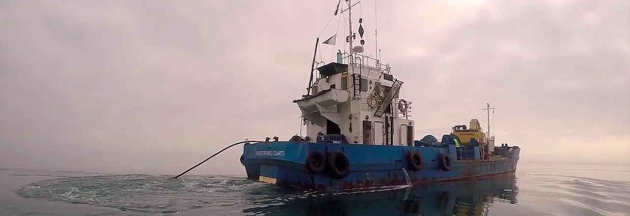 Barco de FFC en una instalaci&oacute;n cable el&eacute;ctrico submarino