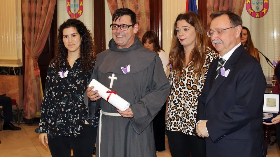 vivas cruz blanca reconocimiento violencia