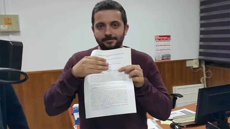 Emilkio Postigo posa con la denuncia por injurias