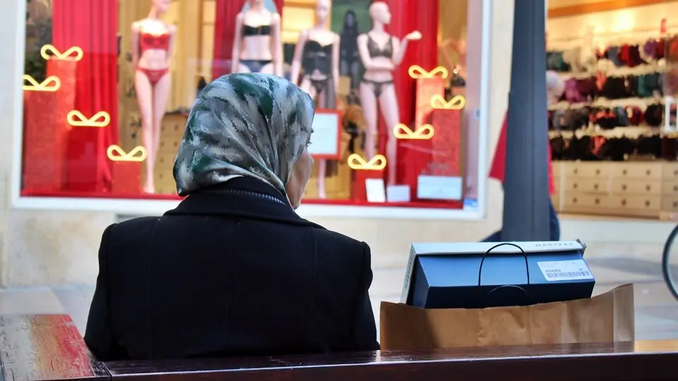 mujer compra comercio