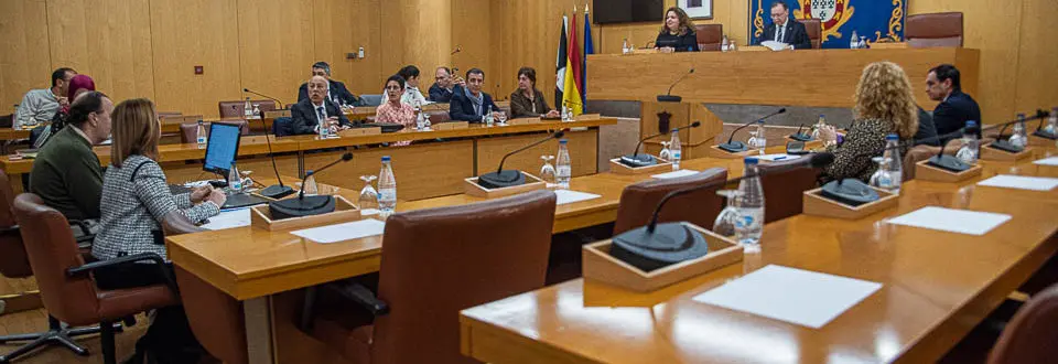 Sal&oacute;n de Plenos con los esca&ntilde;os vac&iacute;os de Vox-1