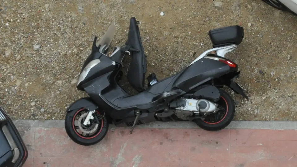 moto tumbada por levante