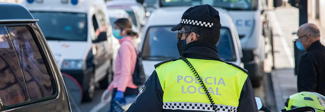 Policia alarma mascarilla