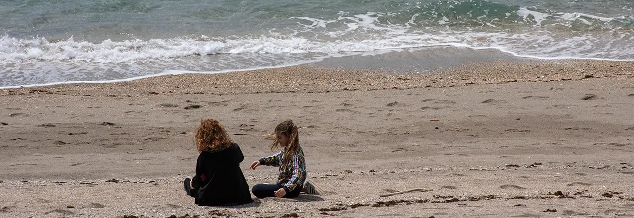 Desconfinamiento ni&ntilde;os playa familia hijos