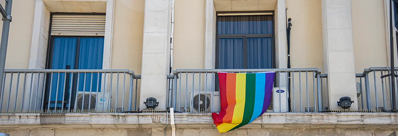 Bandera Arco Iris en el edificio de Delegaci&oacute;n de Gobierno