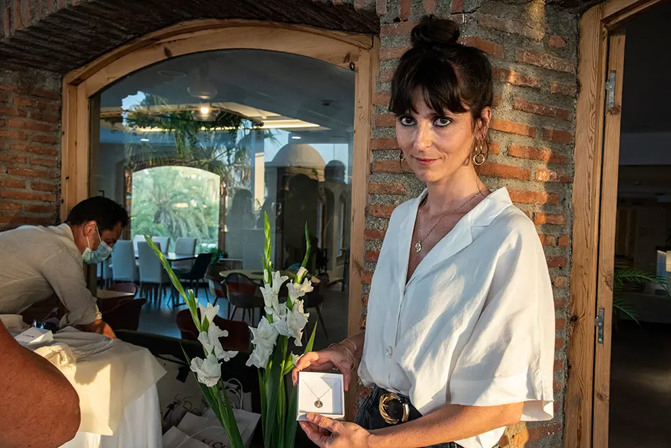 Luc&iacute;a de Torres posa con su dise&ntilde;o