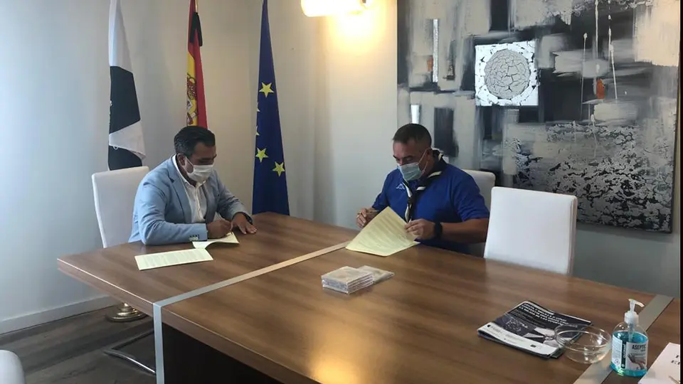 Carlos Rontom&eacute;, consejero de Cultura y Jes&uacute;s Mart&iacute;n, de los Scouts Omaha