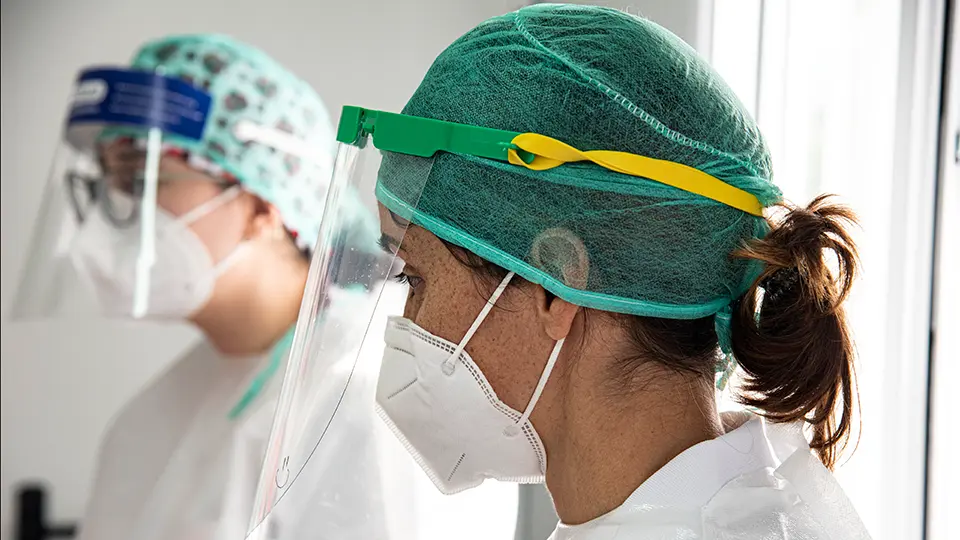 Dos enfermeras, provistas de equipos de protecci&oacute;n individual frente al coronavirus