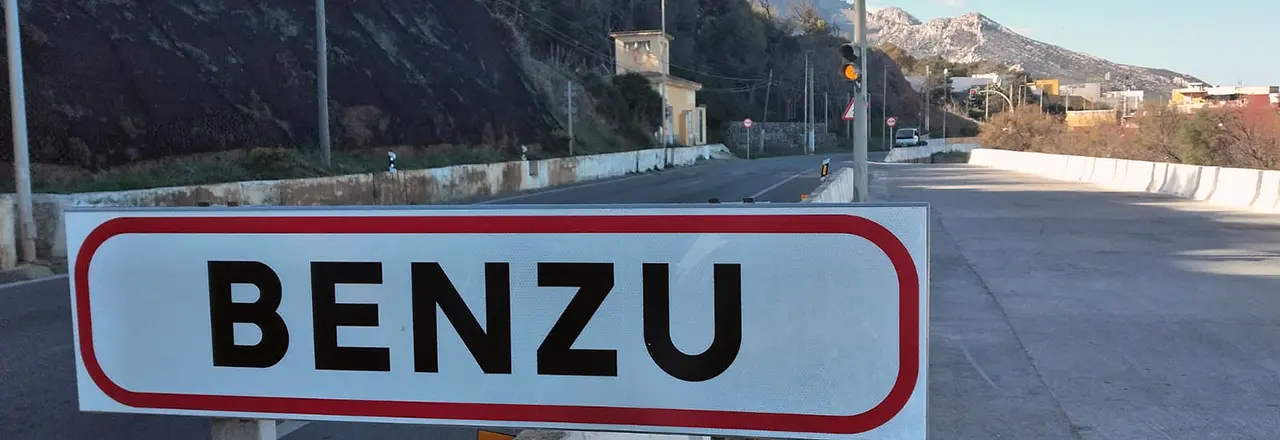 Entrada a la barriada de Benz&uacute;