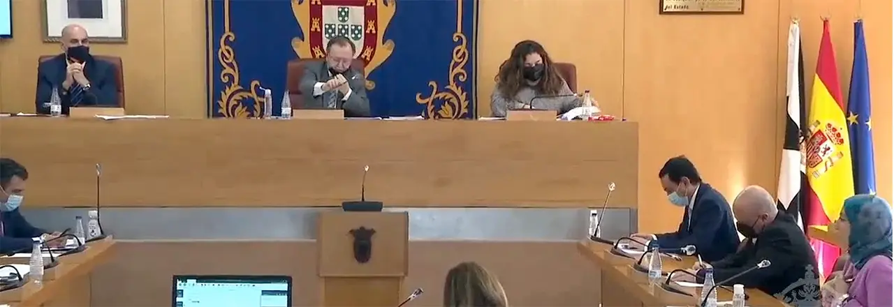 Vivas se&ntilde;ala a MdyC en un lance de la sesi&oacute;n plenaria.