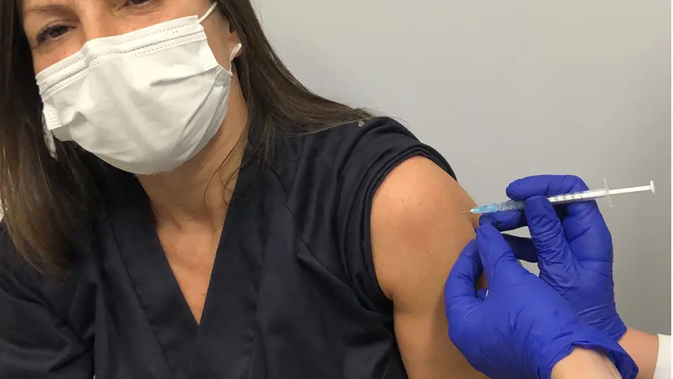 Segunda dosis de la vacuna conra la Covid-19 a sanitarios