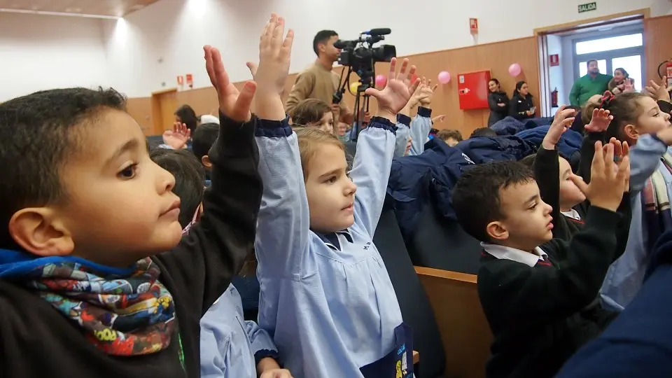 ni&ntilde;os universidad alumnos
